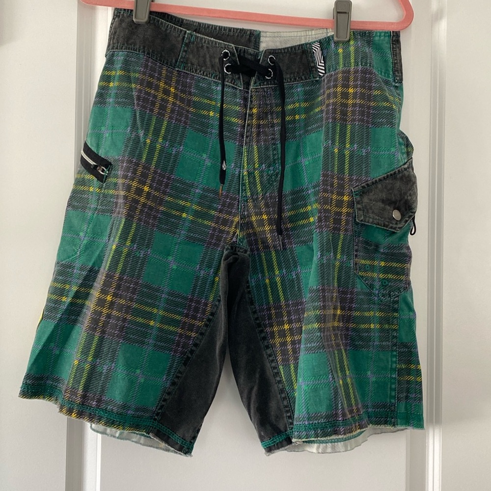 Mens Volcom 31 waist Ozzy Wrong Board shorts with two pocket closures.